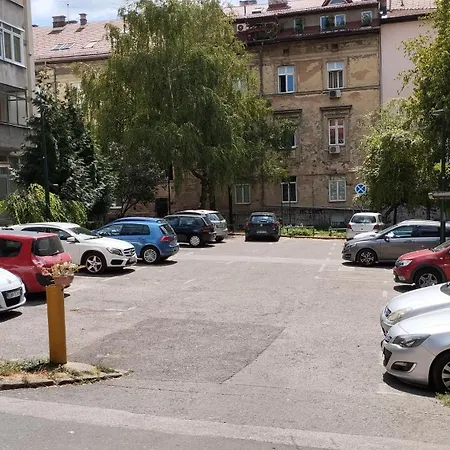 Quiet In Center, Free Private Parking Apartment *