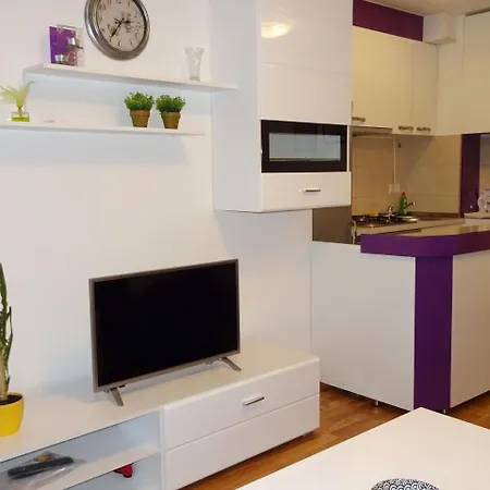 Quiet In Center, Free Private Parking Apartment *