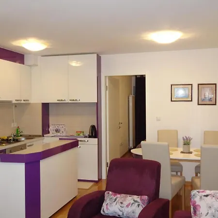 Quiet In Center, Free Private Parking Apartment