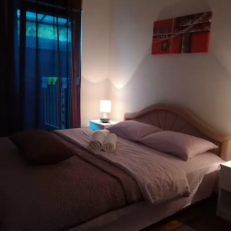 Quiet In Center, Free Private Parking Apartment *
